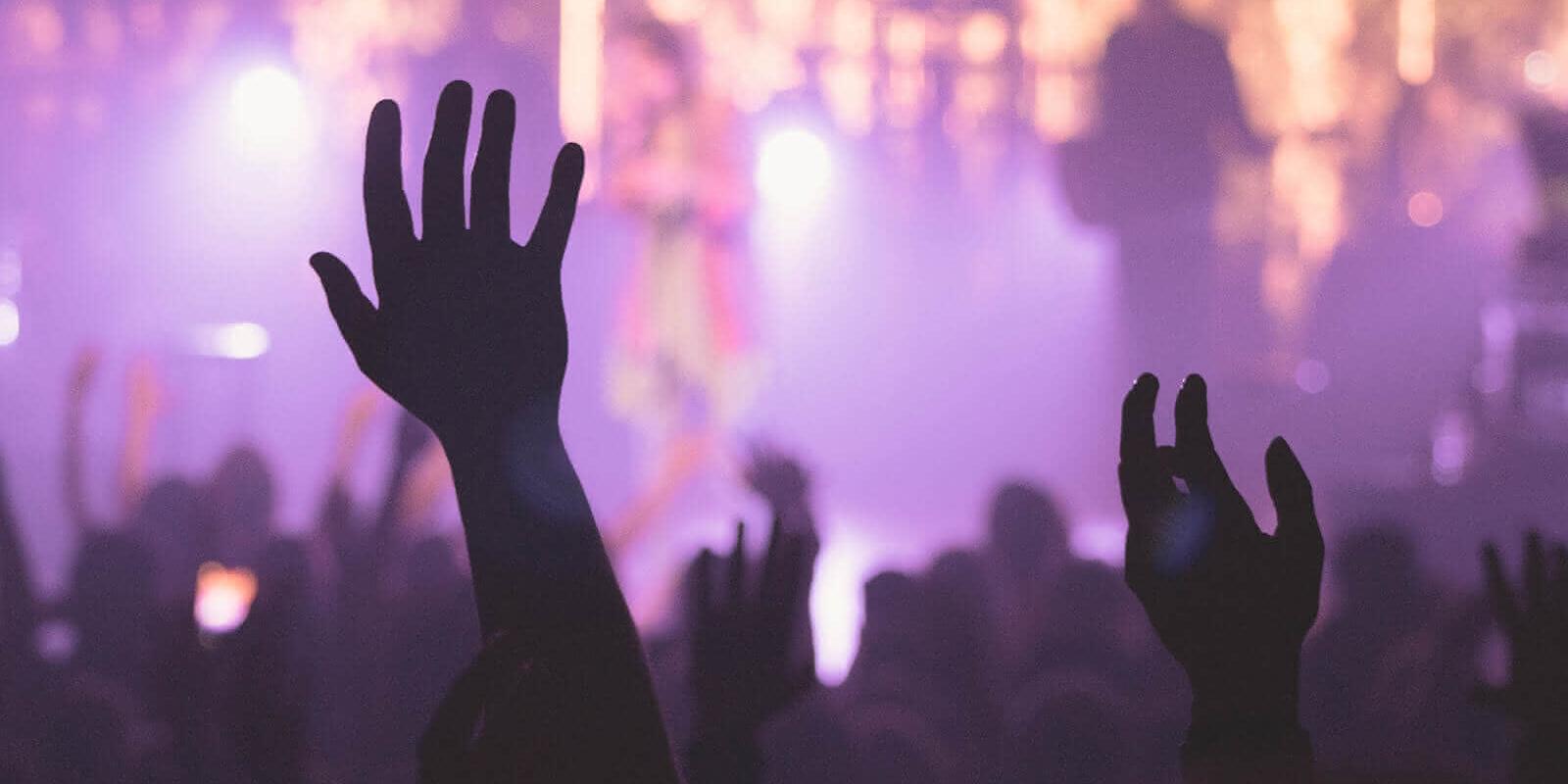 Die Hände gehen hoch im Konzert (c) CC0 1.0 - Public Domain (von unsplash.com) Die Hände gehen hoch im Konzert