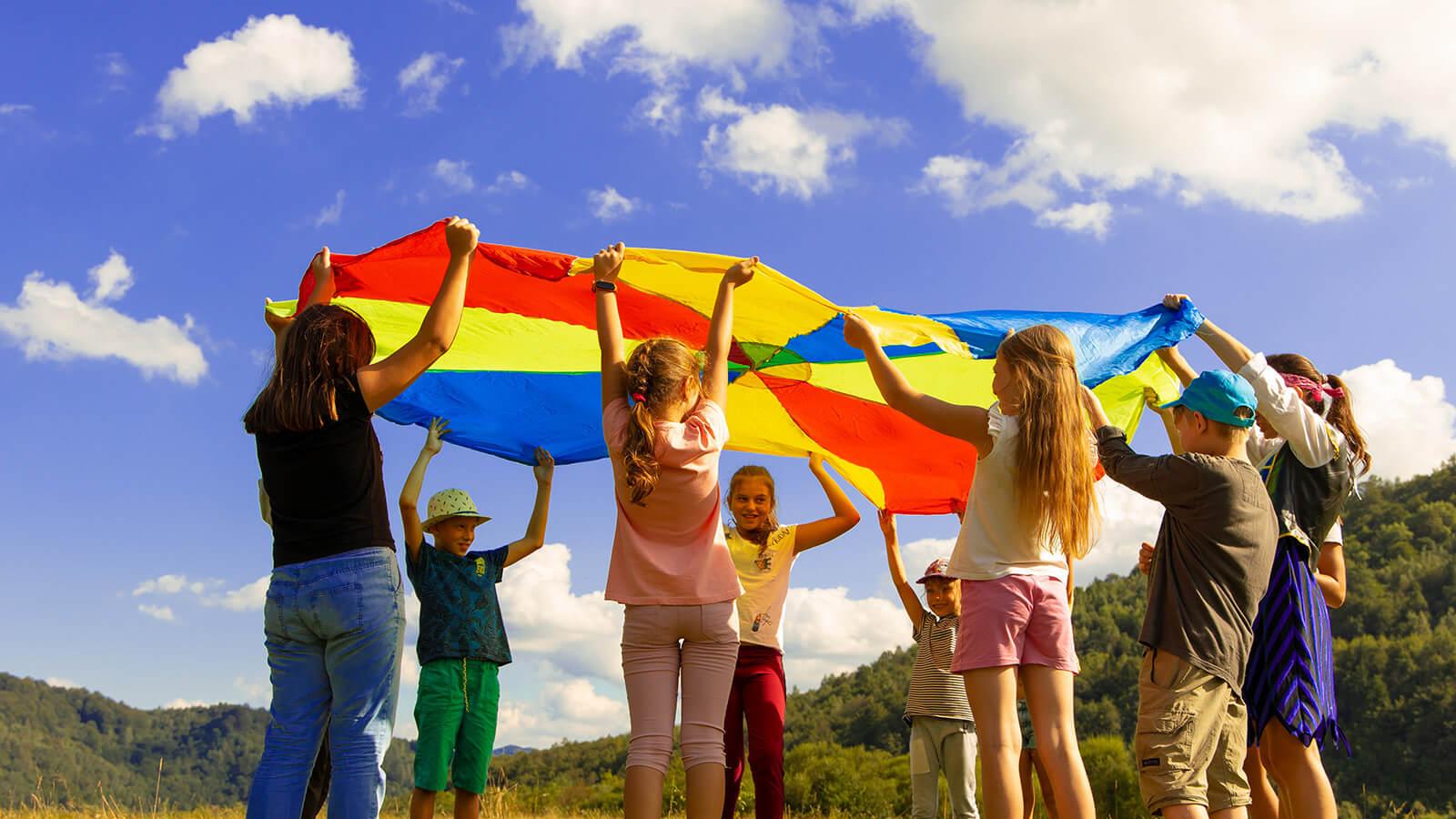 Gruppe von Kindern mit buntem Stoff
