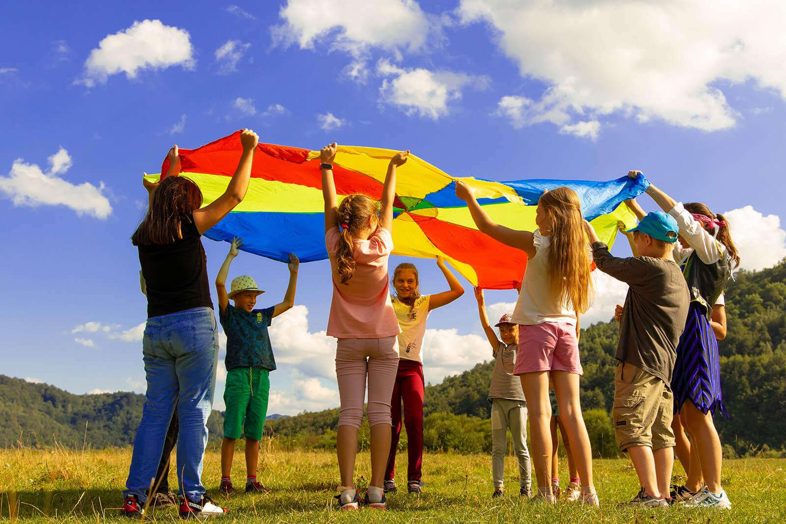 Gruppe von Kindern mit buntem Stoff